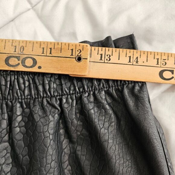 NWT VERO MODA RILEY BLACK FAUX PEBBLE LEATHER MINI SKIRT SIZE M - Picture 13 of 15